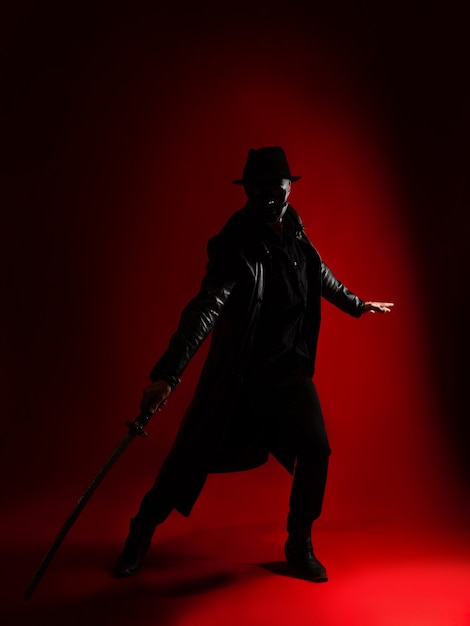Um misterioso assassino ninja em estilo noir - um homem com roupas pretas