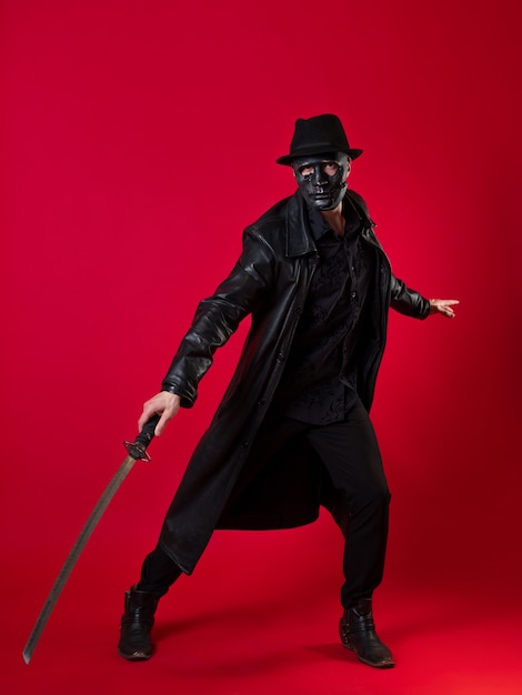 Um misterioso assassino ninja em estilo noir. Um homem com roupas pretas