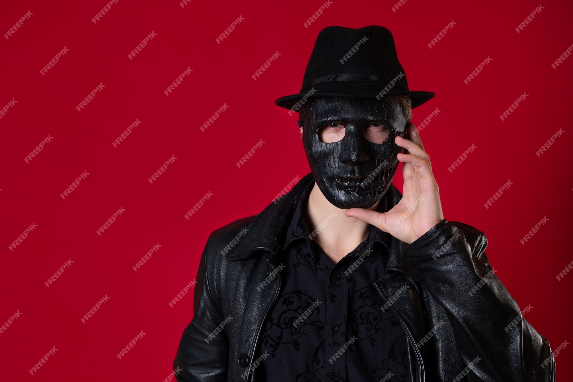 Um misterioso assassino ninja em estilo noir, um homem em roupas pretas com  uma capa e um chapéu cobrindo o rosto.