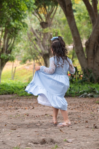 Um miúdo a caminhar sozinho por um parque durante o dia.