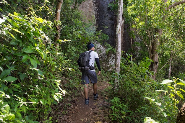 Um mochileiro viaja sozinho, com mochila nas montanhas