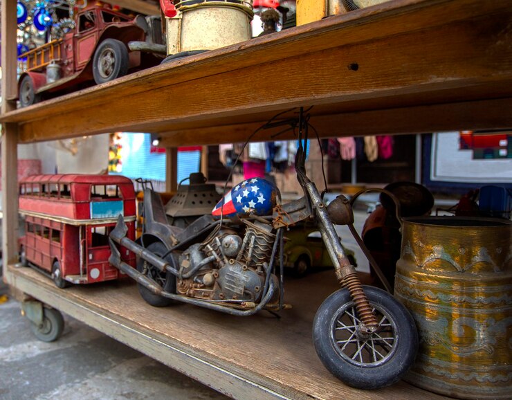 Foto um modelo de ferro de uma motocicleta chopper com uma bandeira americana no tanque na janela da loja na grécia