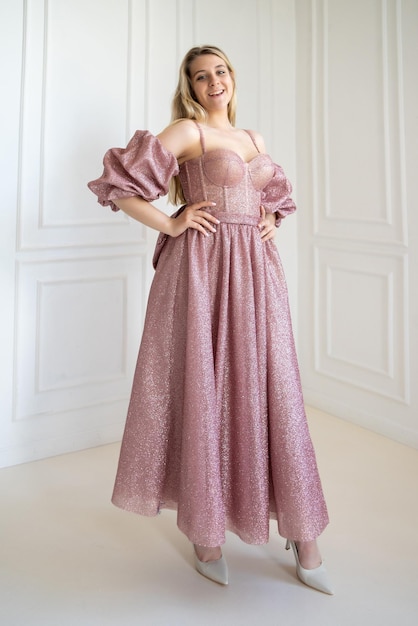 Um modelo em um vestido rosa com um top de lantejoulas prata