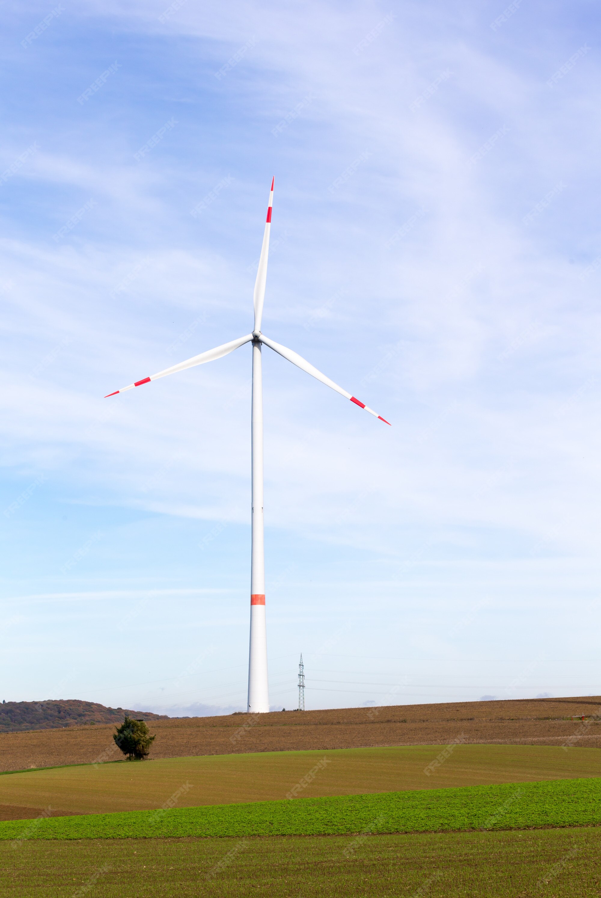 Moinho De Vento Para Gerar Energia Eólica Soprando Nuvens Do Céu Nascendo  Sol Nascer Foto de Stock - Imagem de ecologia, noite: 233345874