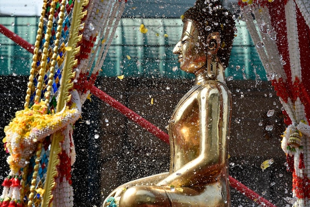 Um momento de gota de água gelada que espirra uma imagem de Buda
