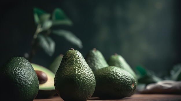 Um monte de abacates em uma mesa com fundo verde