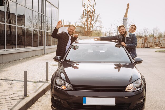 Um monte de amigos se divertindo no carro.