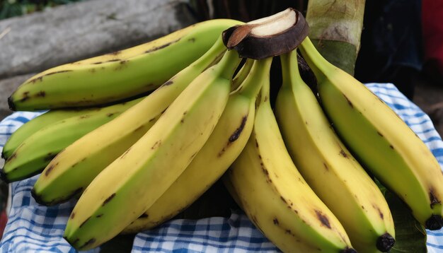 Um monte de bananas com manchas castanhas