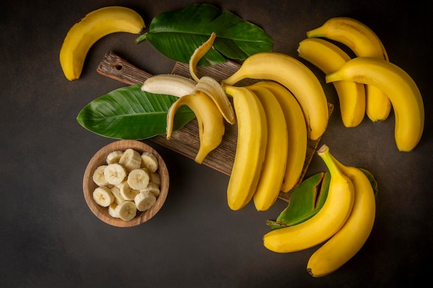 Um monte de bananas orgânicas cruas prontas para comer