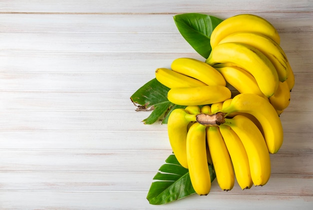 Um monte de bananas orgânicas cruas prontas para comer