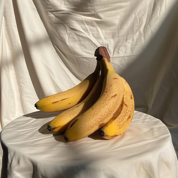 um monte de bananas que estão em uma mesa