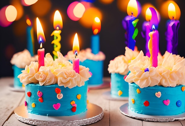 Um monte de bolos de aniversário com velas neles