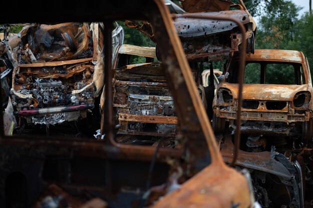 Um monte de carros civis destruídos e queimados na região da cidade de Gostomel Kyiv