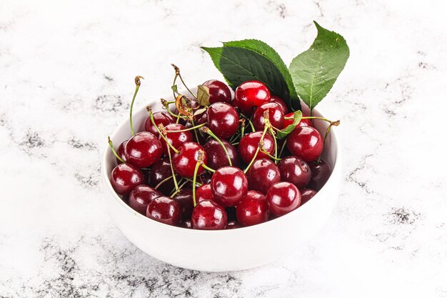 Foto um monte de cerejas maduras, doces e suculentas.