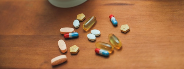 Um monte de comprimidos em uma mesa com um deles rotulado como "pílulas"