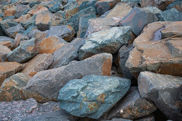 Um monte de enormes pedras multicoloridas estão próximas umas das outras