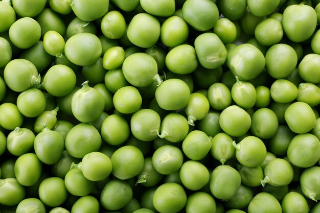 Um monte de ervilhas verdes frescas de perto