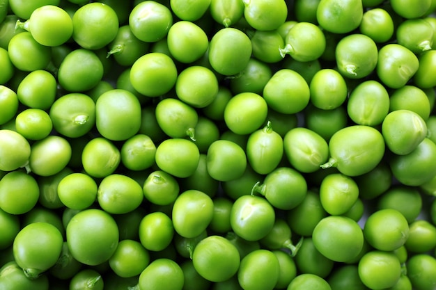 Um monte de ervilhas verdes frescas de perto