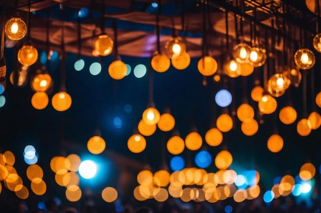 Foto um monte de luzes que estão penduradas no teto