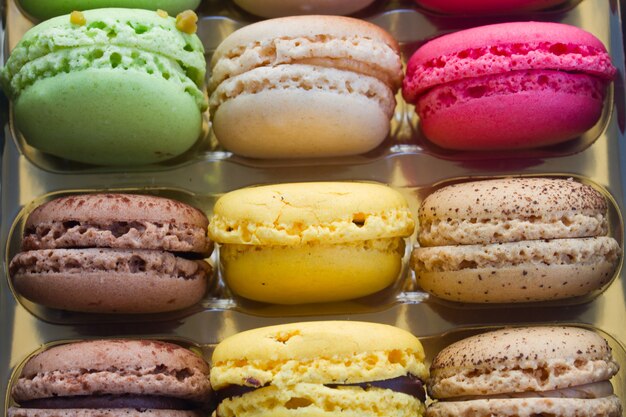 Um monte de macarons franceses multicoloridos