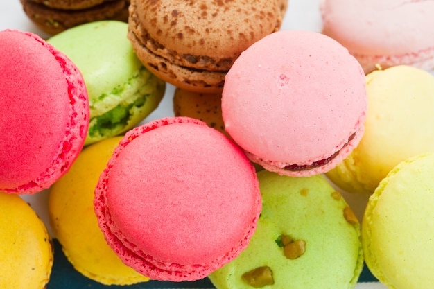 Um monte de macarons franceses multicoloridos