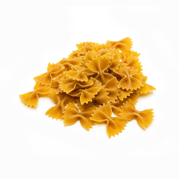 Um monte de macarrão integral farfalle isloated no fundo branco. tirada em estúdio com uma marca 5d iii.