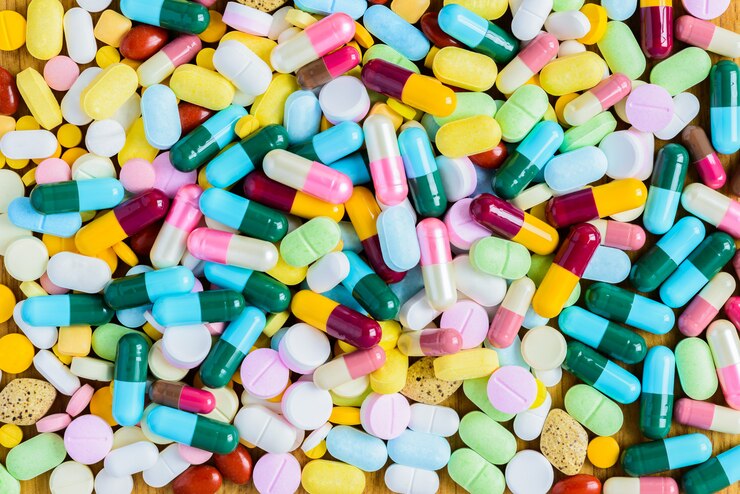Foto um monte de medicação colorida e pílulas de cima