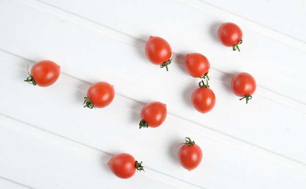 Um monte de mini tomate cereja maduro em um branco