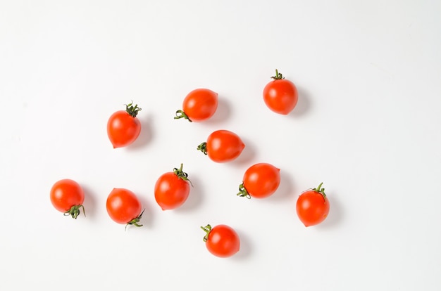 Um monte de mini tomate cereja maduro em um branco