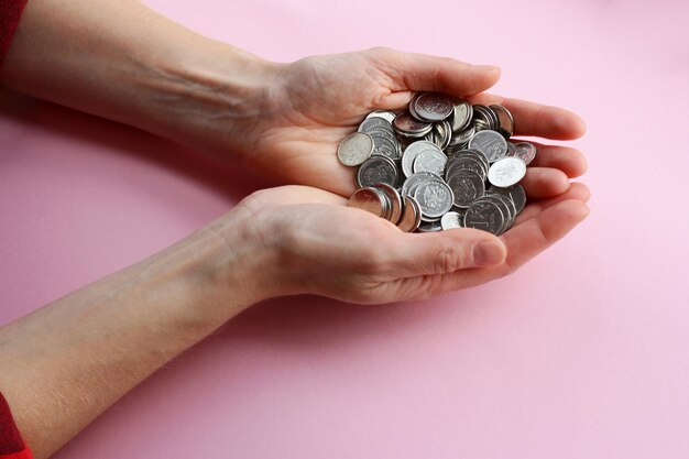Foto um monte de moedas nas mãos rublo russo contando dinheiro conceito de economia alocação de riqueza de dinheiro