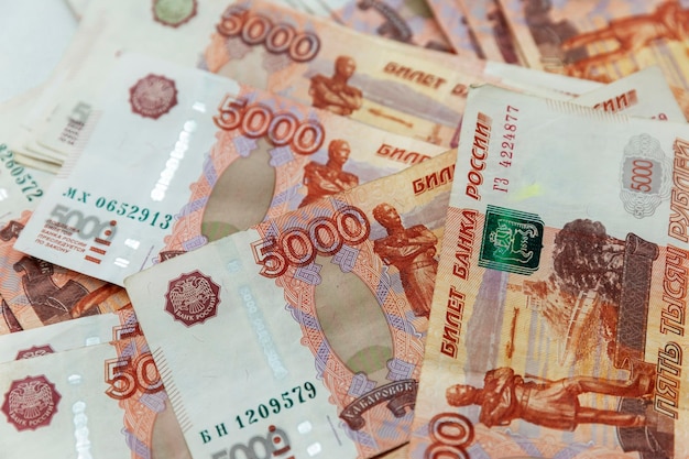 Um monte de notas de 5000 rublos Crise financeira e poupança Closeup
