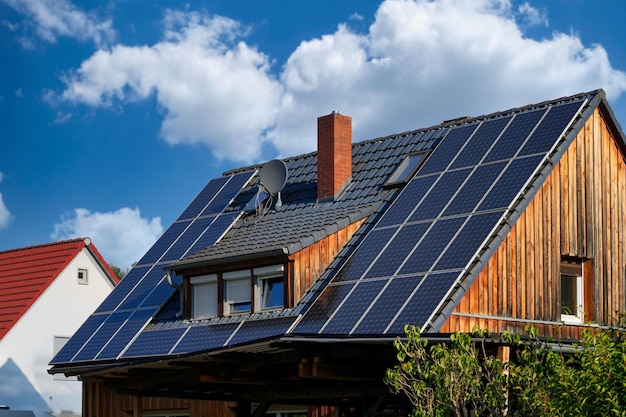 Um monte de painéis solares nos telhados de um bairro residencial visuais climáticos sustentáveis