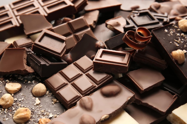 Um monte de pedaços de chocolate quebrados de perto