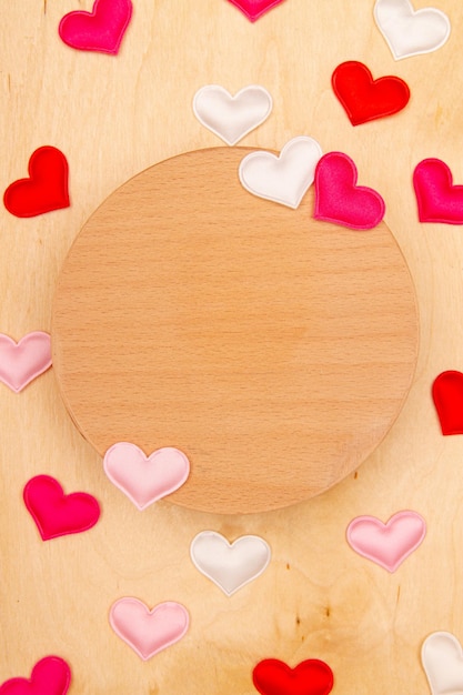 Um monte de pequenos corações em fundo de madeira com espaço de cópia Cartão com emoções sinceras