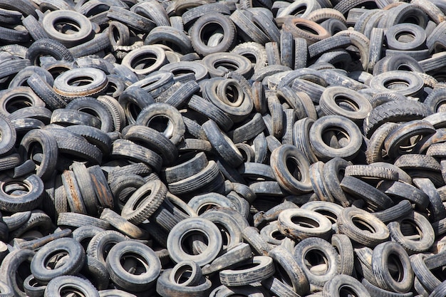 Foto um monte de pneus velhos