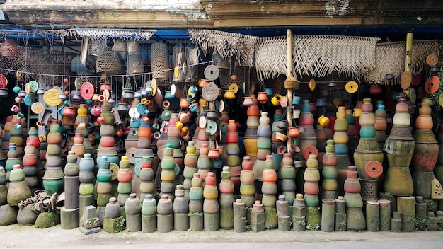 Um monte de potes de barro Loja que vende potes de barro para decoração de casa e jardim