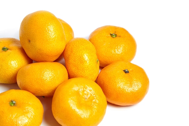 Um monte de tangerinas ou mandarinas isoladas em fundo branco