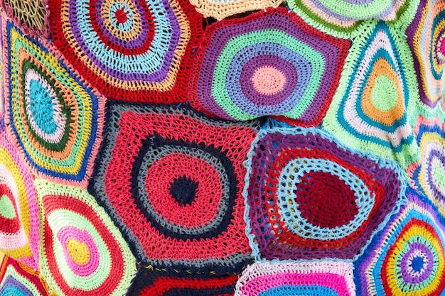 Um monte de tapetes feitos à mão redondos costurados multicoloridos
