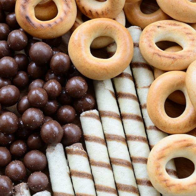 Um monte de túbulos doces crocantes, bolas de chocolate derretendo e amarelo