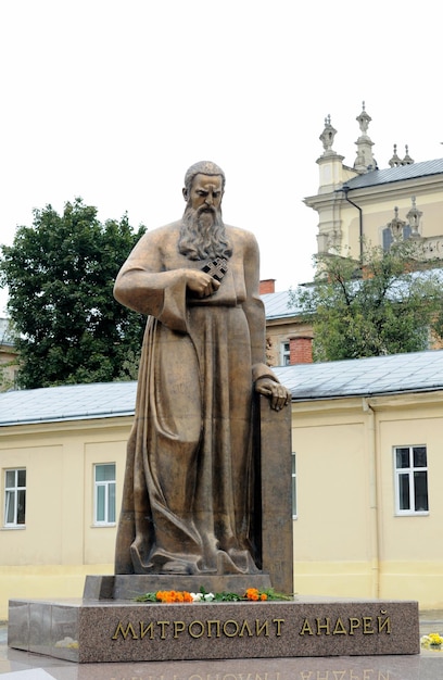 Um monumento a Andrey Sheptytsky em Lviv na praça perto da Igreja de St George 27 de setembro de 2015 Lviv Ucrânia