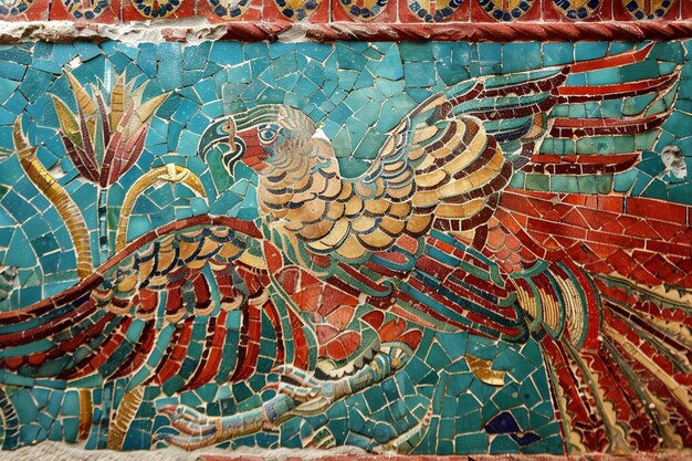 Foto um mosaico com um galo nele e um galo na parte de trás