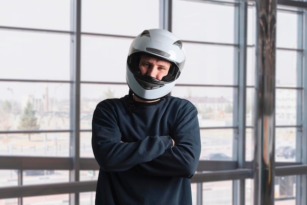 Um motorista de rece masculino usando capacete protetor branco