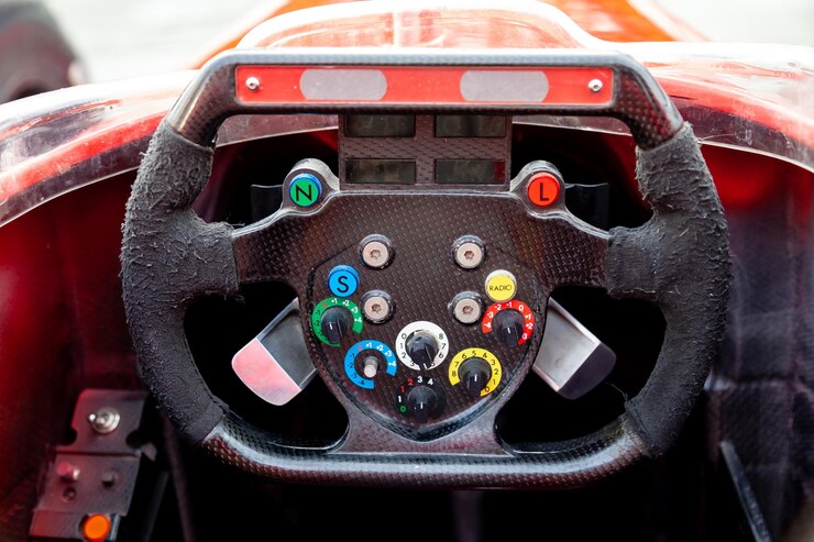 Foto um motorista dirigindo um carro esportivo vermelho durante uma corrida na cidade em alta velocidade em engarrafamentos na rua o espírito de competição extremo e adrenalina