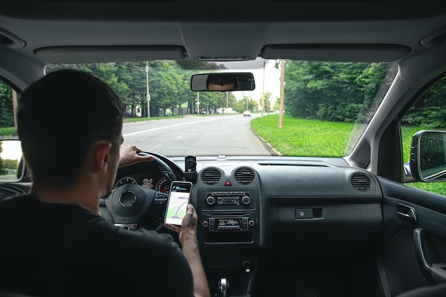 Um motorista percorre as ruas da cidade e um navegador