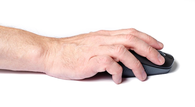 Um mouse de computador na mão de um homem. Fundo branco.