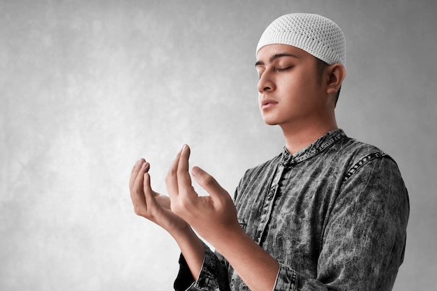 Um muçulmano asiático religioso a rezar.