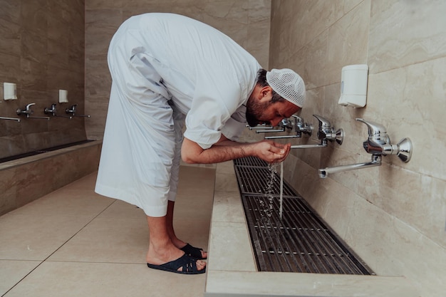Um muçulmano realizando ablução. Limpeza religiosa ritual dos muçulmanos antes de realizar a oração. O processo de limpeza do corpo antes da oração.