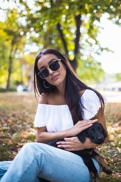 Foto um, mulher, em, roupa outono, abraçar, cão, em, natureza