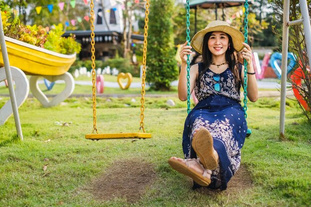 Foto um, mulher, jogando um balanço, em, a, pátio recreio