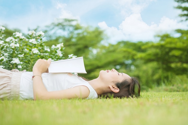 Um, mulher, mentindo, capim, campo, para, dormir, após, ela, cansado, para, leitura, um, livro